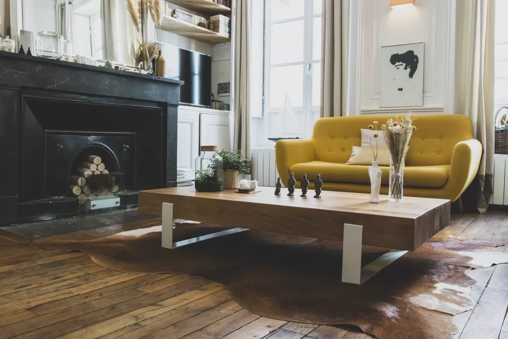 table basse bois massif et acier dans appartement design à Lyon