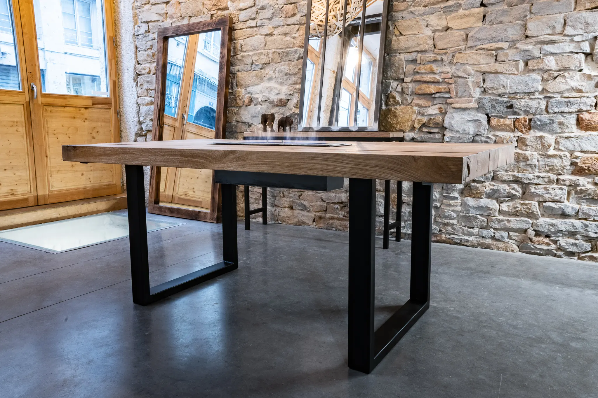 table de salle à manger en chêne massif avec brûleur éthanol table en poutre de bois. table de salle a manger en chêne massif avec brûleur éthanol