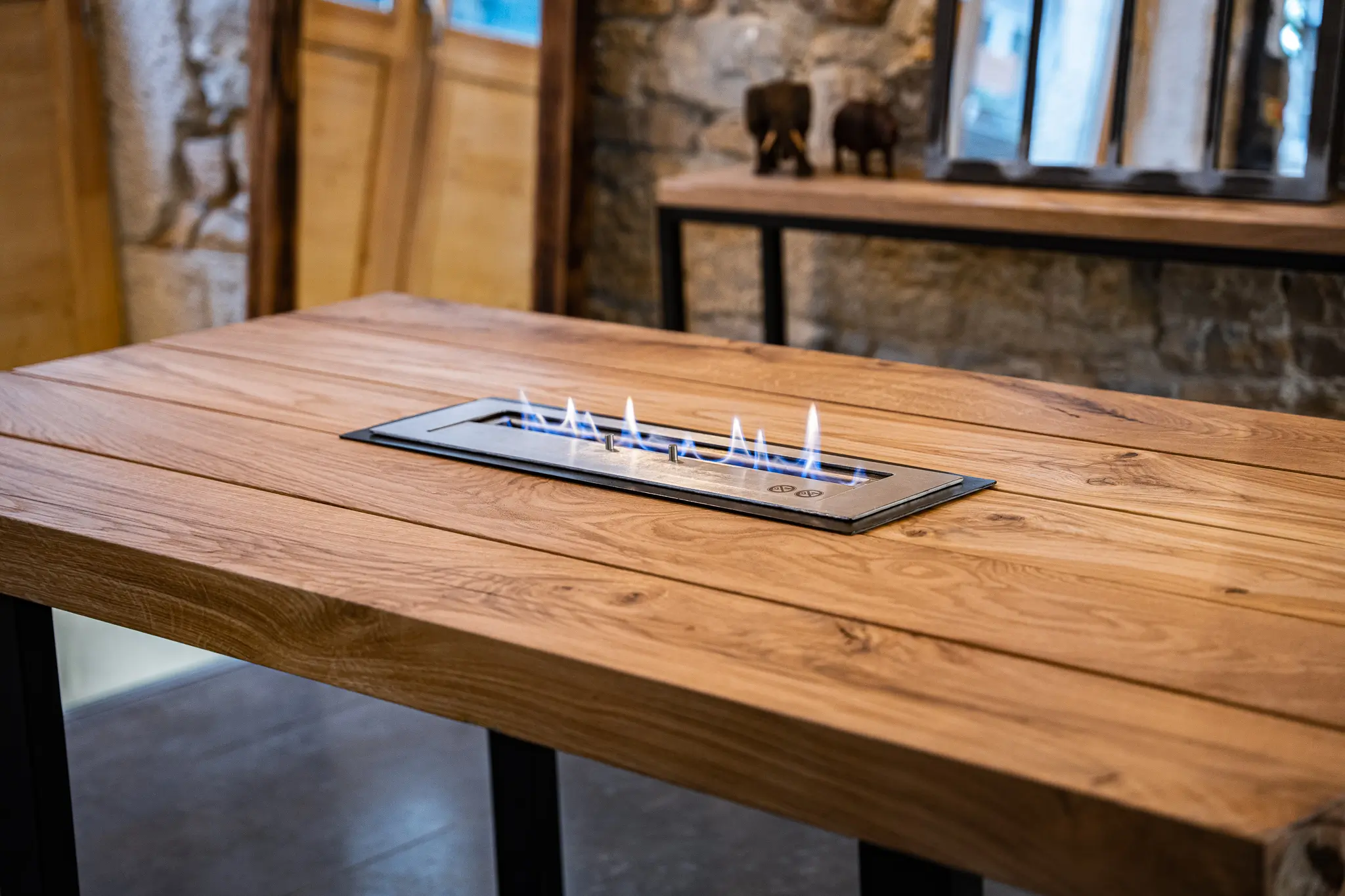Table à manger en bois avec brûleur bioéthanol table bois massif en poutre de chene avec bruleur au bioethanol 5000 watts