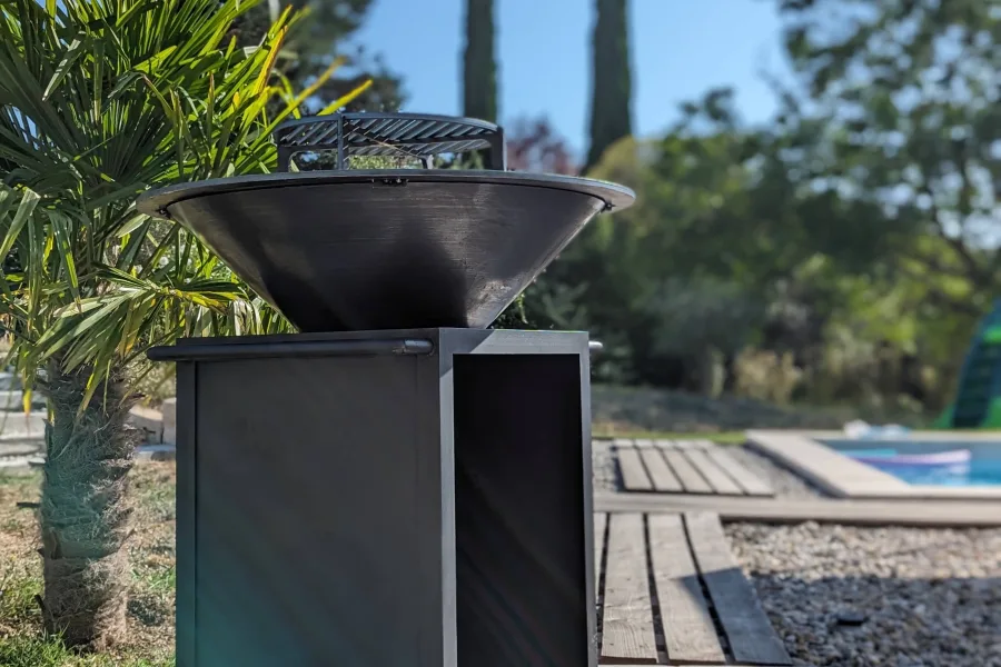Brasero plancha artisanal en acier au bord d'une piscine