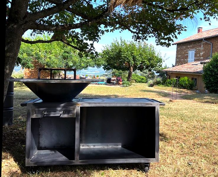 braséro haut de gamme sur roue de quentin boyet dans un jardin de provence