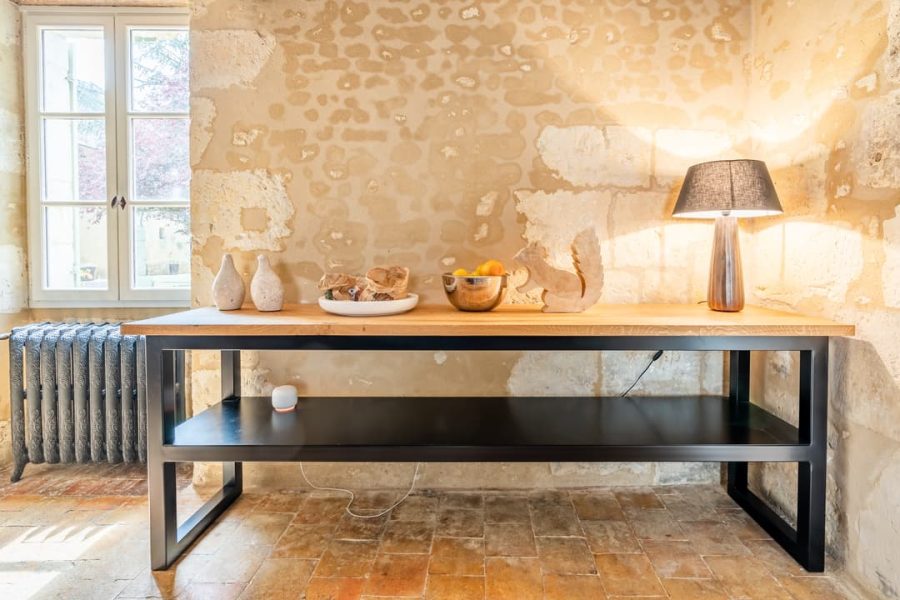 console en bois massif grande dimension et acier dans maison en pierre