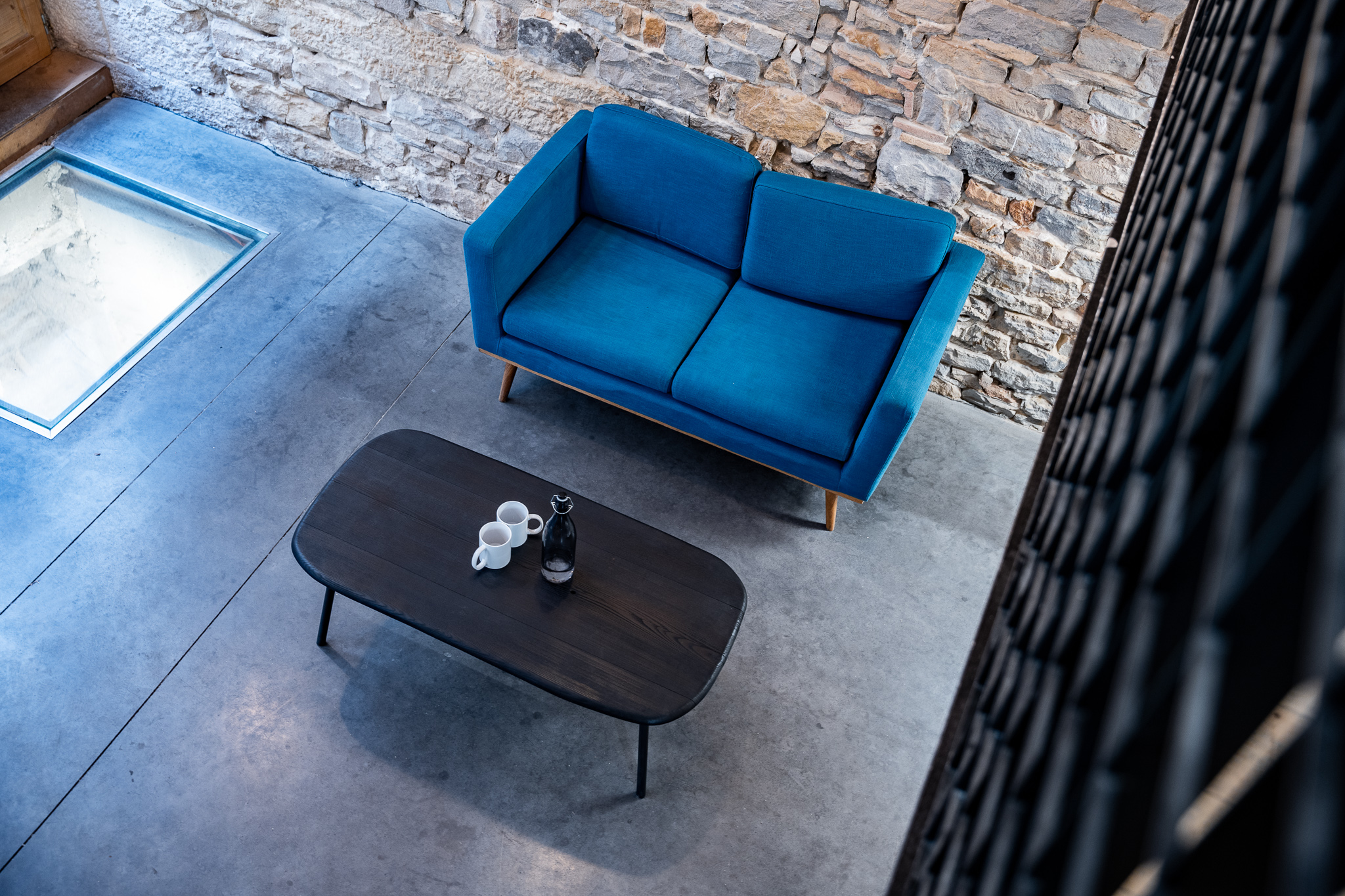 table basse en bois brulée et pied acier table basse en bois brulé noir avec des pieds en acier