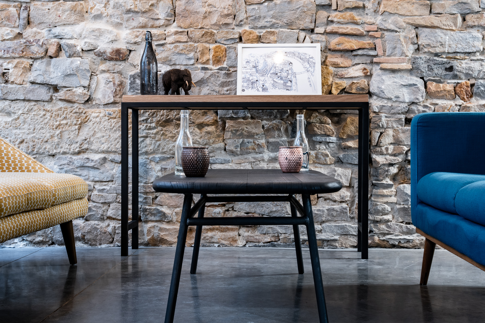 mobilier français sur-mesure en bois et métal mobilier français sur-mesure en bois et métal avec une table basse bois noir et une console d'entrée