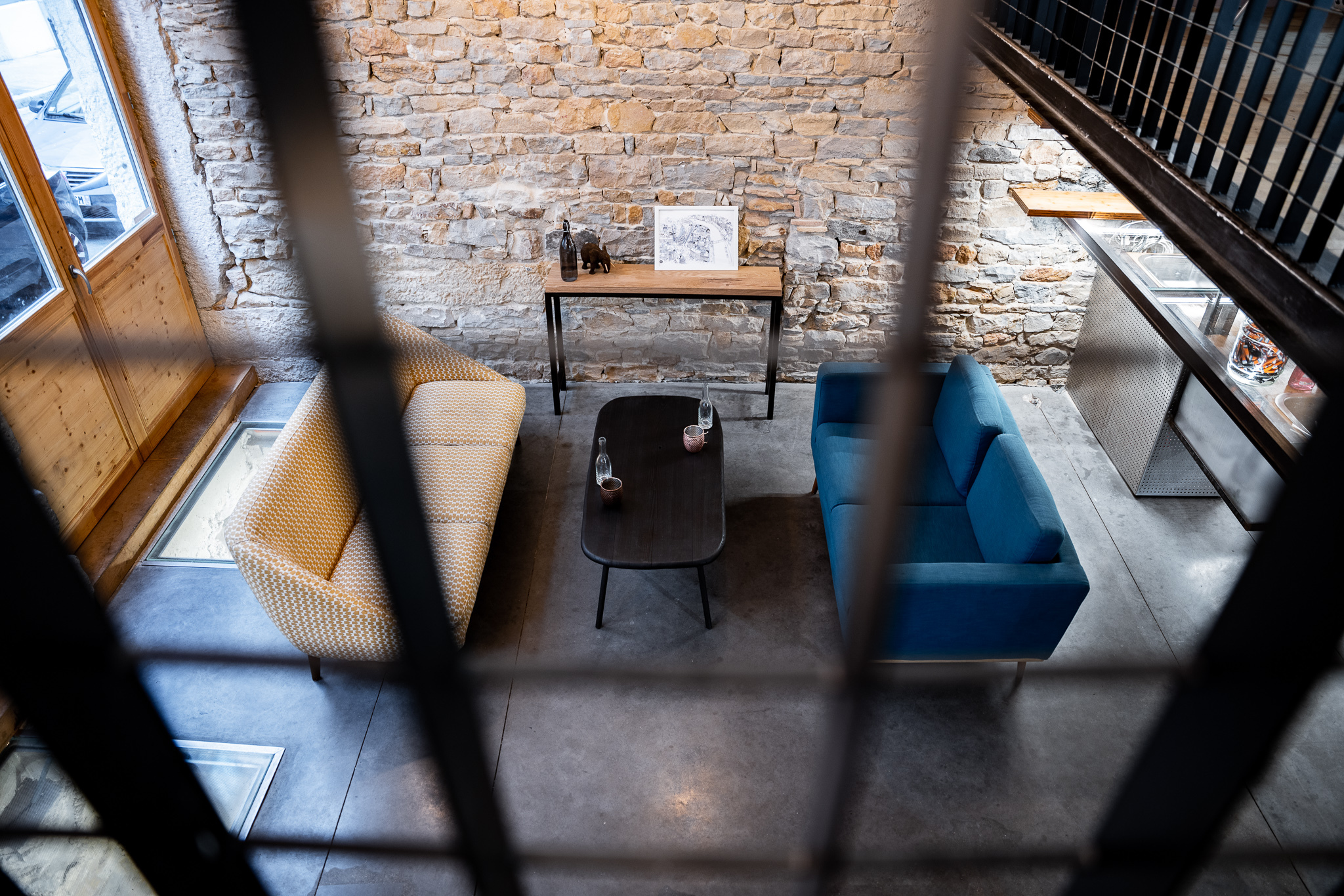 table basse en chêne brulé dans salon style industriel table basse en chêne brulé dans salon style industriel