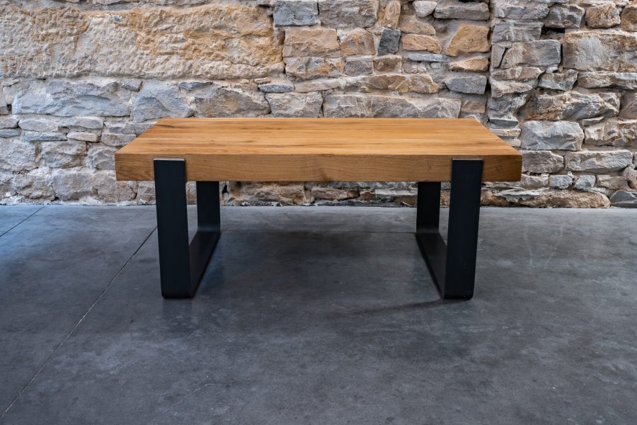 table basse en poutre de chene intemporelle et pieds solide en métal