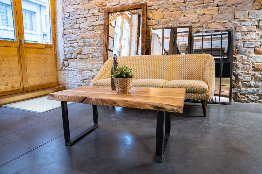 plateau épais en chêne massif origine france. plateau sur mesure avec bord live edge et pied en acier fait sur-mesure.