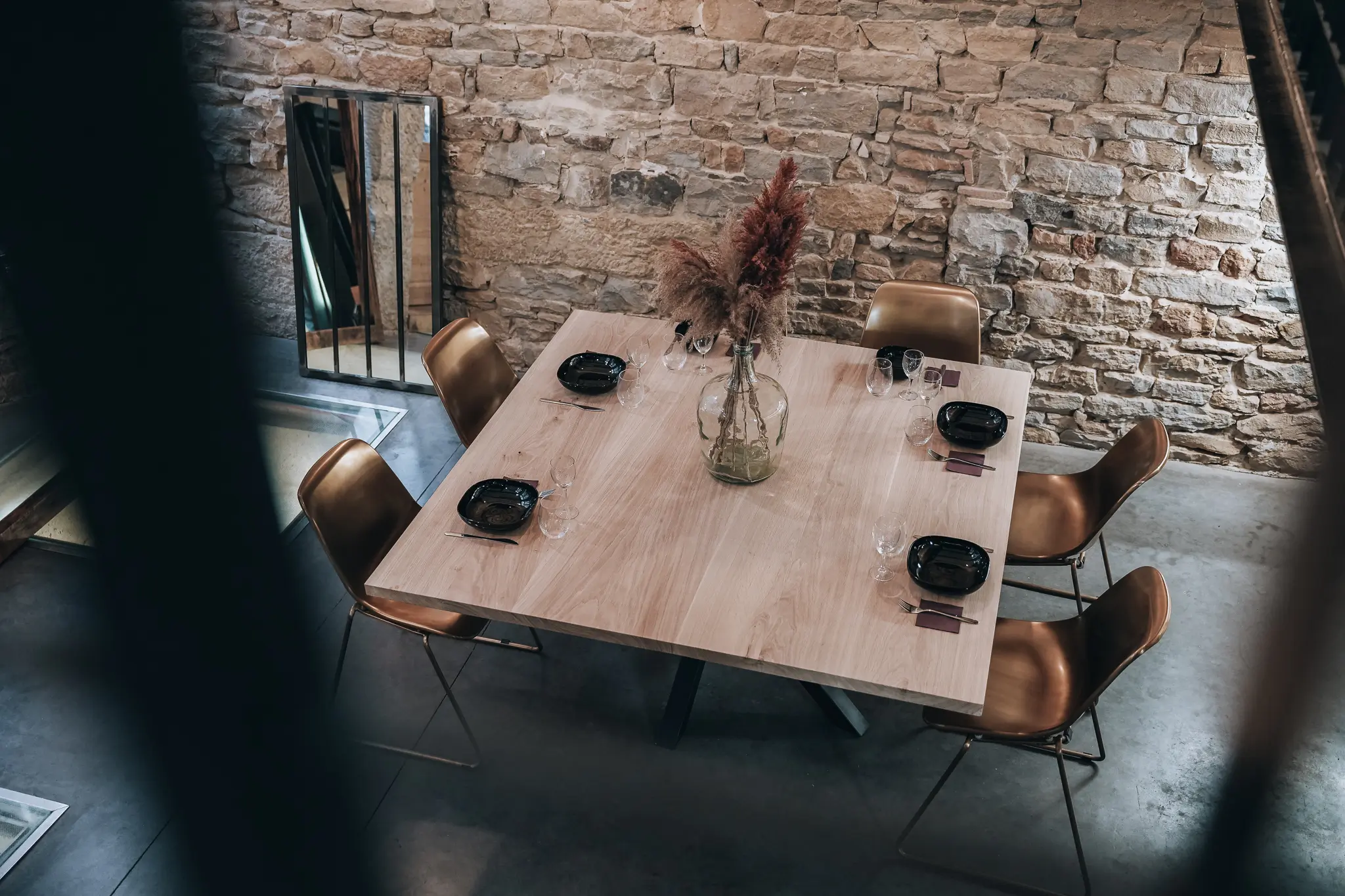 table en bois carrée design pour salle à manger