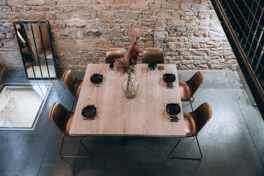 plateau table en chêne massif carré. 12personnes- pieds mikado