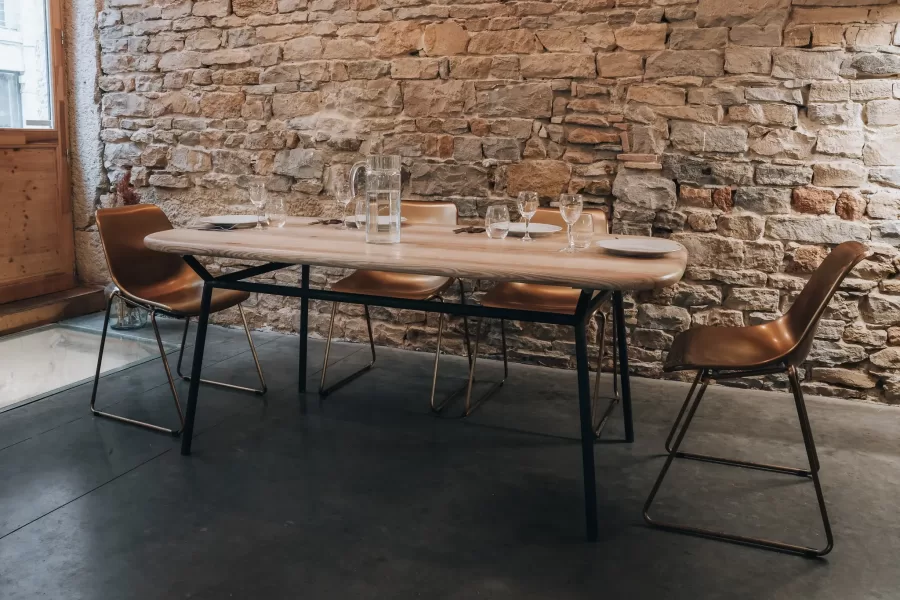 table en frêne olivier fabriquée par artisan à lyon