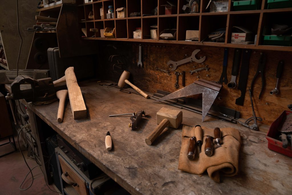 établi de l'atelier Boyet avec plusieurs outils d'ébéniste, à lyon