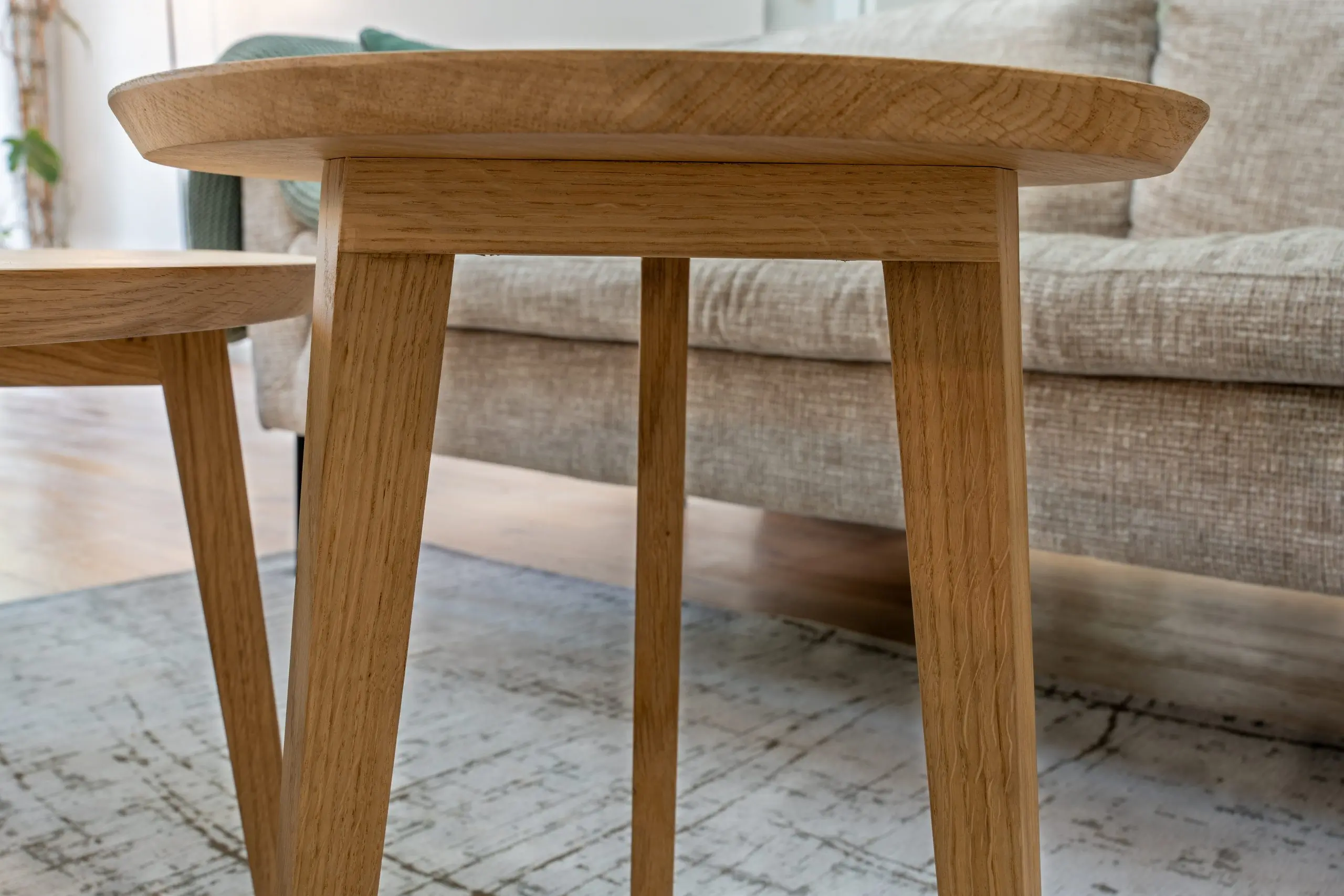 table-ronde-chene-clair-collage-ebeniste table tout en bois, collage ebeniste pro