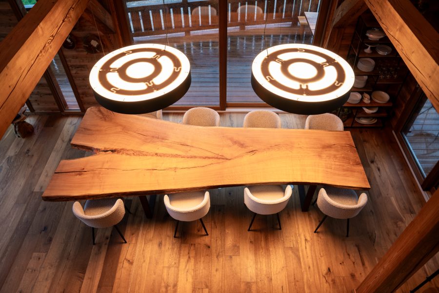 vue de haut de la table xxl en bois massif de 4 mètres de long, plateau en bois de chêne de 350 ans