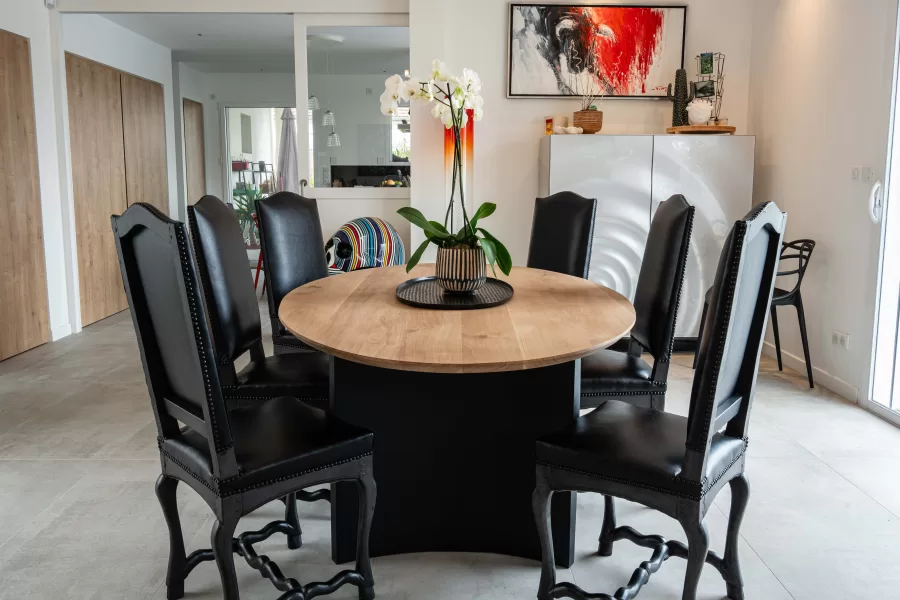 table a manger en chene et pieds acier cintré