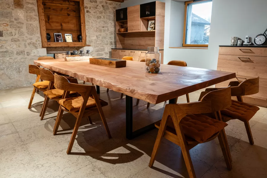 grande table pour 16 personnes en poutre de pin et des pieds en acier noir