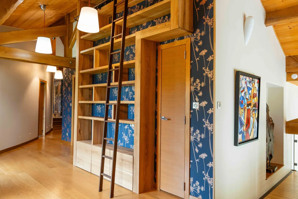 bibliotheque sur-mesure en bois de chene avec son échelle en acier effet rouille