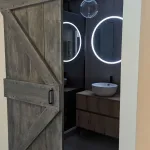 Porte de grange coulissante en bois peint