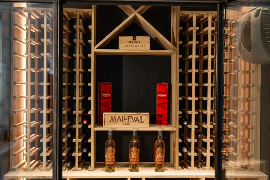 Nombreuses étagères pour ranger les bouteilles dans cave à vin sur-mesure en bois et métal