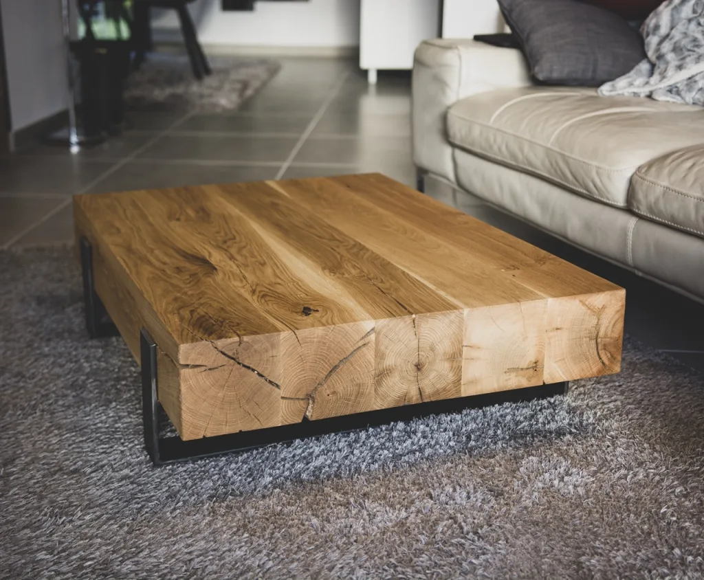 table basse en poutre de chene et pied metal