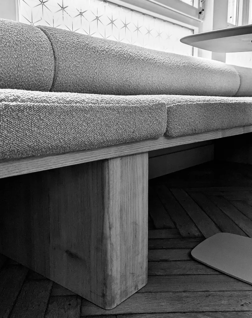 grande banquette en bois massif pour bureaux pros