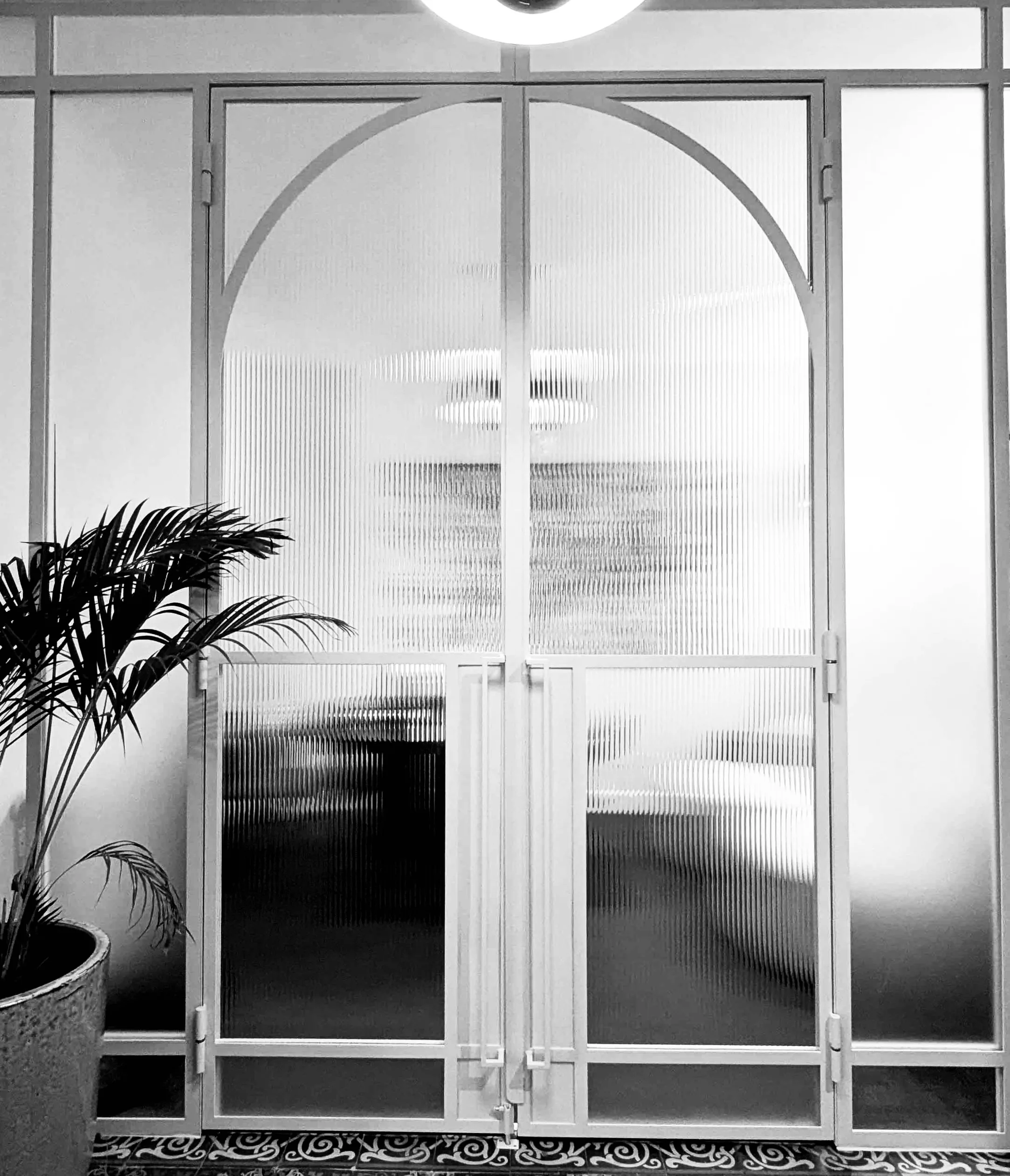 porte verrière sur mesure dans bureaux à lyon fabriquée par atelier boyet