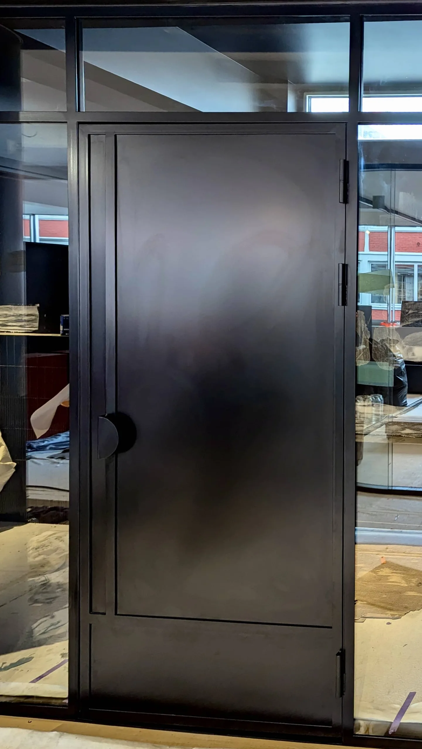 porte verriere noire sur mesure pour bureaux à paris