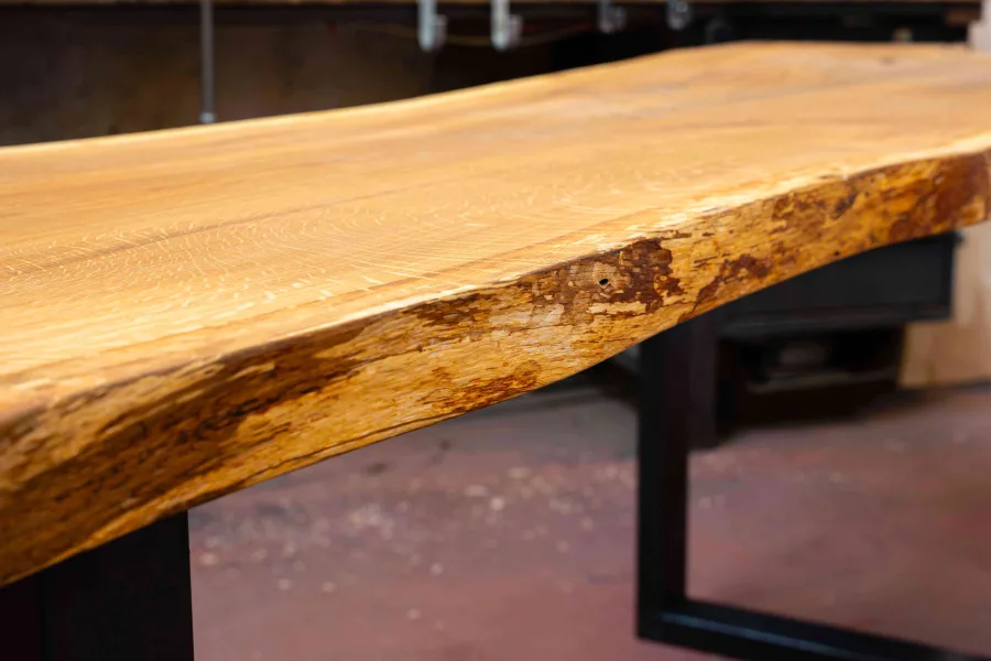 bords live edge d'un bureau en chene massif