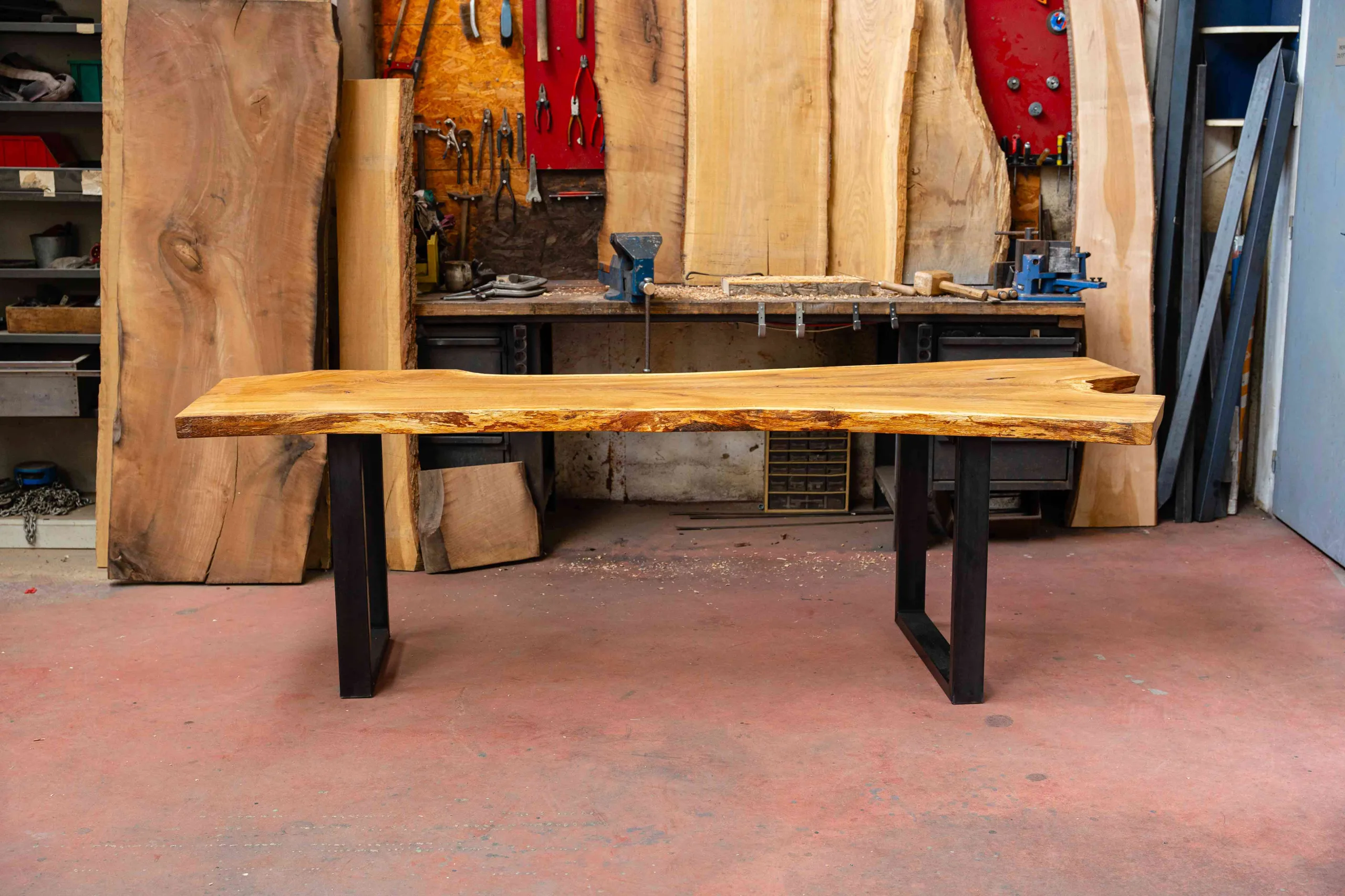 grande-table-chene-massif-francais-bords-live-edge grande table à manger ou bureau en bois massif, création artisanale sur-mesure