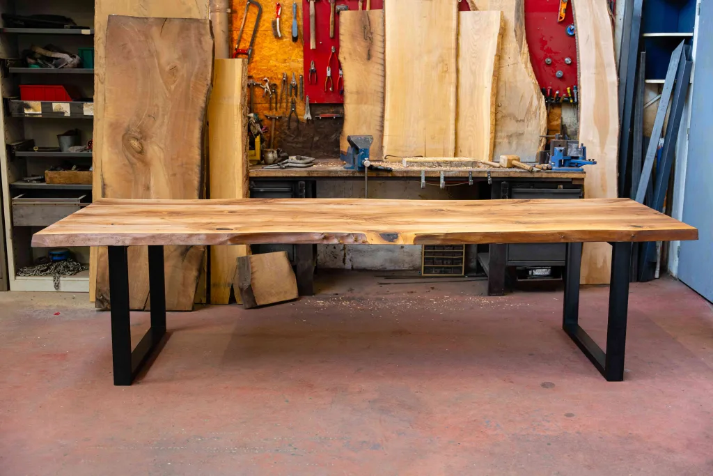 grande table en noyer pour 12 personnes de l'atelier boyet