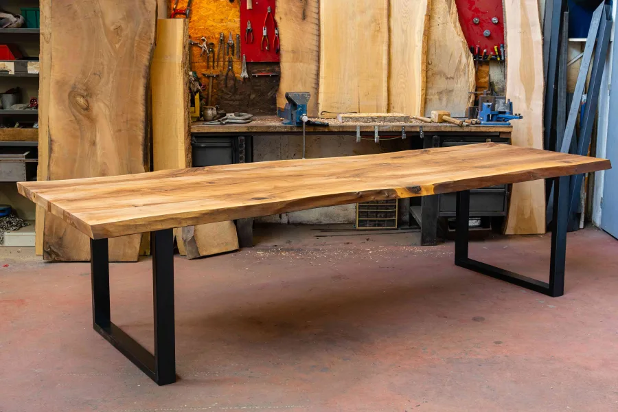 grande table en noyer avec des bords live edge dans l'atelier boyet