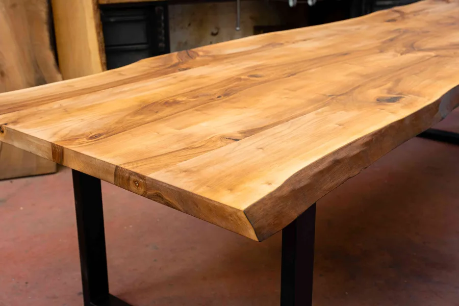 table a manger en noyer artisanale avec des bords live edge