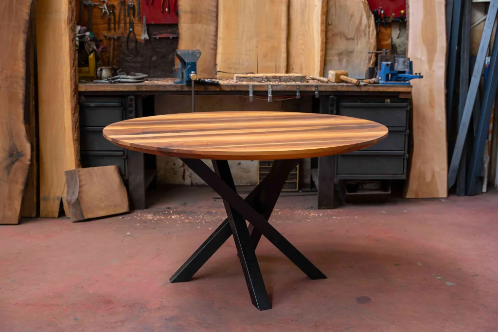 table ronde en noyer massif et pieds mikado en acier noir