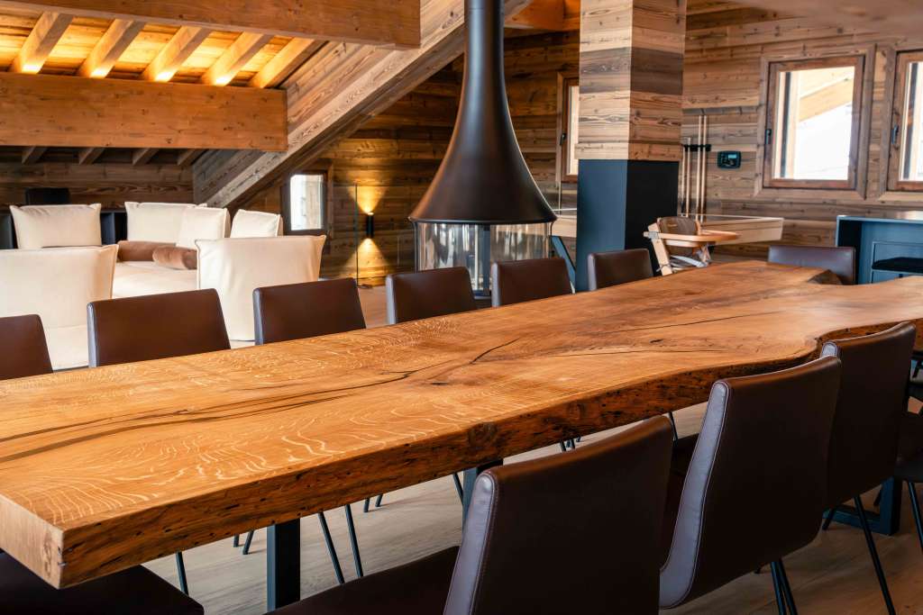 grande table à manger en bois pour chalet de luxe aux menuires