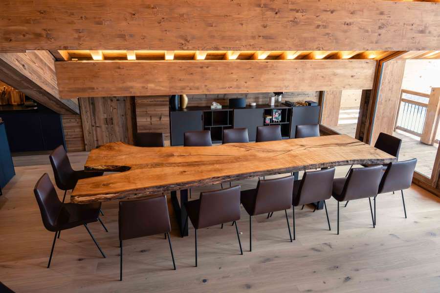 table à manger xxl pour 16 personnes dans chalet à la montagne, aux menuires