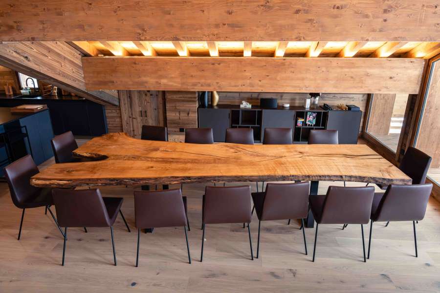 table a manger xxl avec un plateau de 4 mètres en bois massif