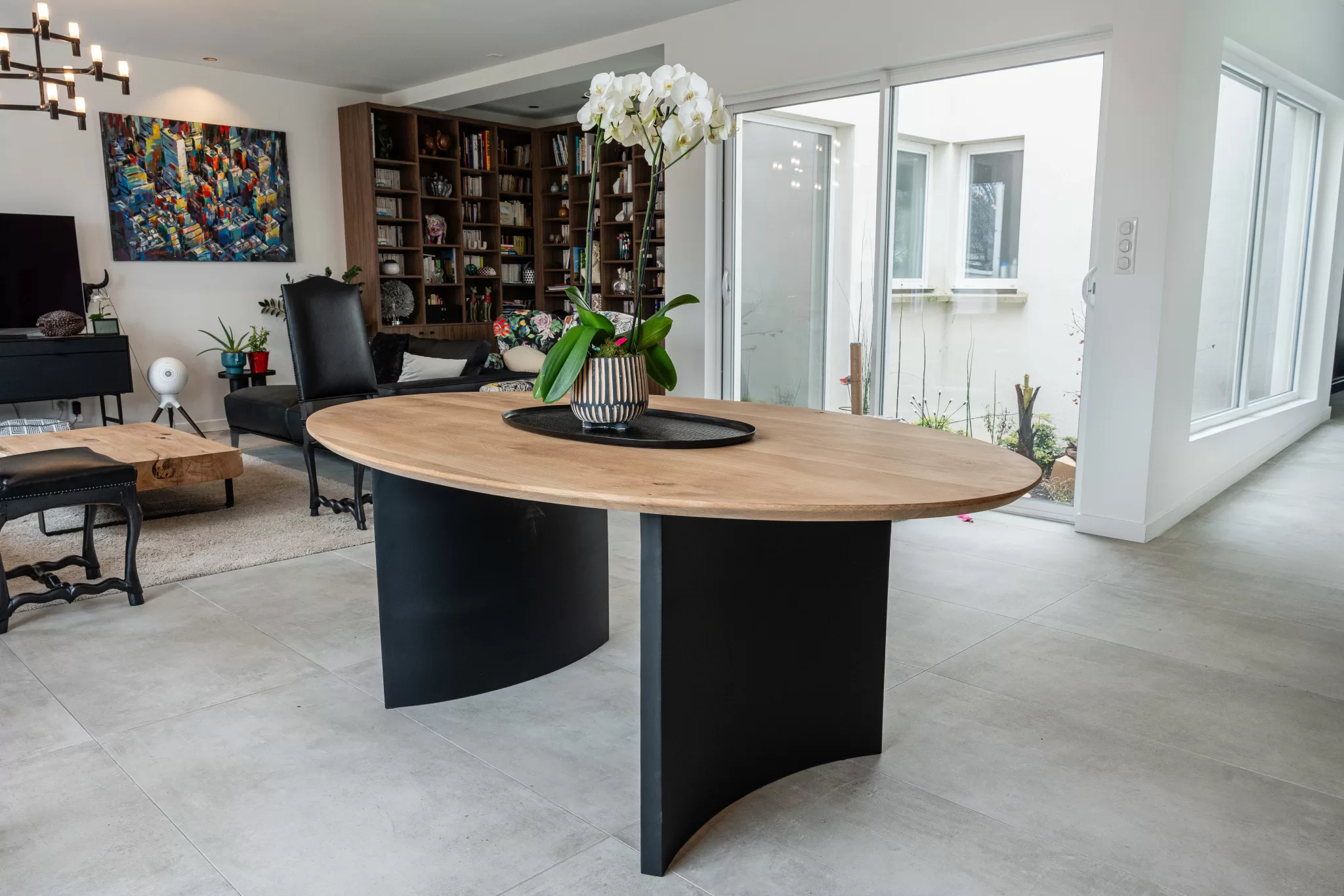 table ovale en chêne avec pied cintré noir