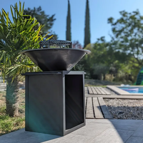Brasero plancha artisanal en acier au bord d'une piscine