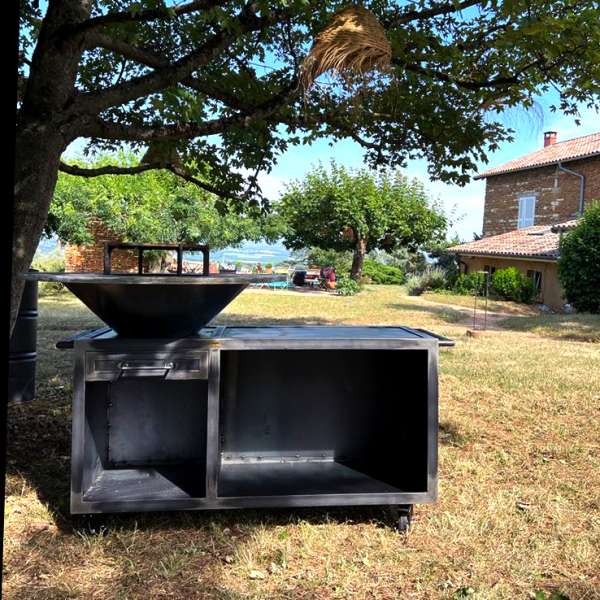 braséro haut de gamme sur roue de quentin boyet dans un jardin de provence